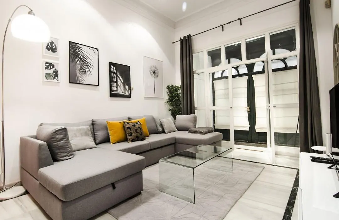 4 Bedrooms 3.5 Bathrooms Furnished - Sol - Functional Spacious-1